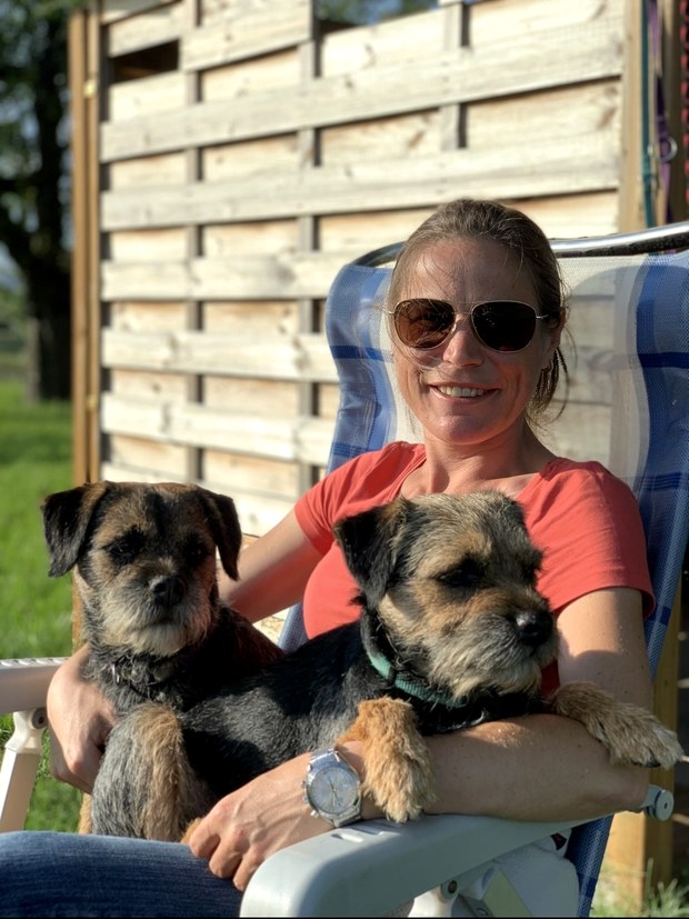 Katharina Baron mit ihren Hunden — Gismos Reich